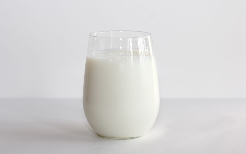 whey-protein-powder-milk-glass-min