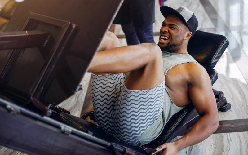 powder-for-gym-black-man-is-engaged-gym-min