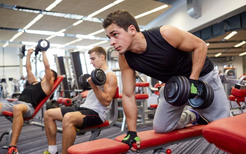 powder-for-gym-group-of-men-with-dumbbells-in-gym-min