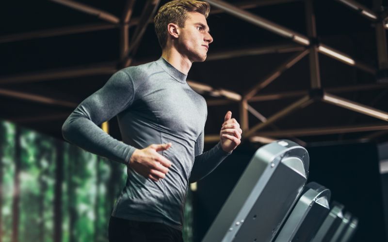powder-for-gym-man-running-in-a-gym-on-a-treadmill-min