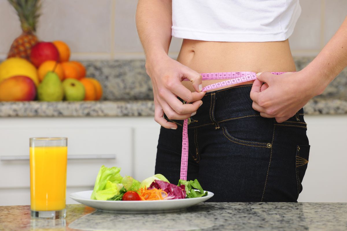 NPL-supplements-woman-on-diet-eating-salad-min