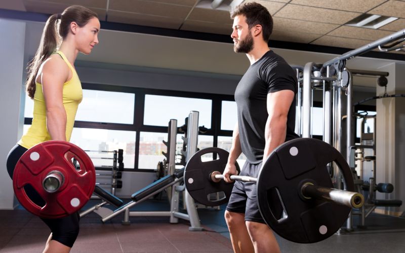 NPL-whey-protein-man-and-woman-lift-weights-together-min