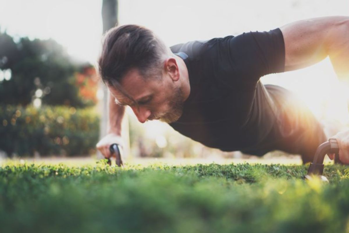 gym-powder-man-doing-pushups-outdoors-min