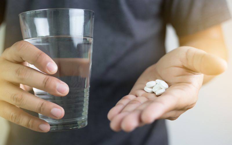 testo-blast-man-holding-supplements-in-his-hand-min