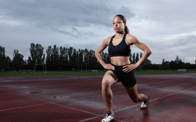 sleep-gummies-woman-doing-lunges-outdoors-min